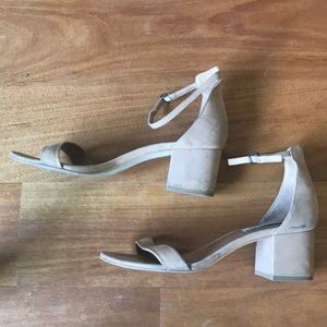 Steve Madden nude low heels